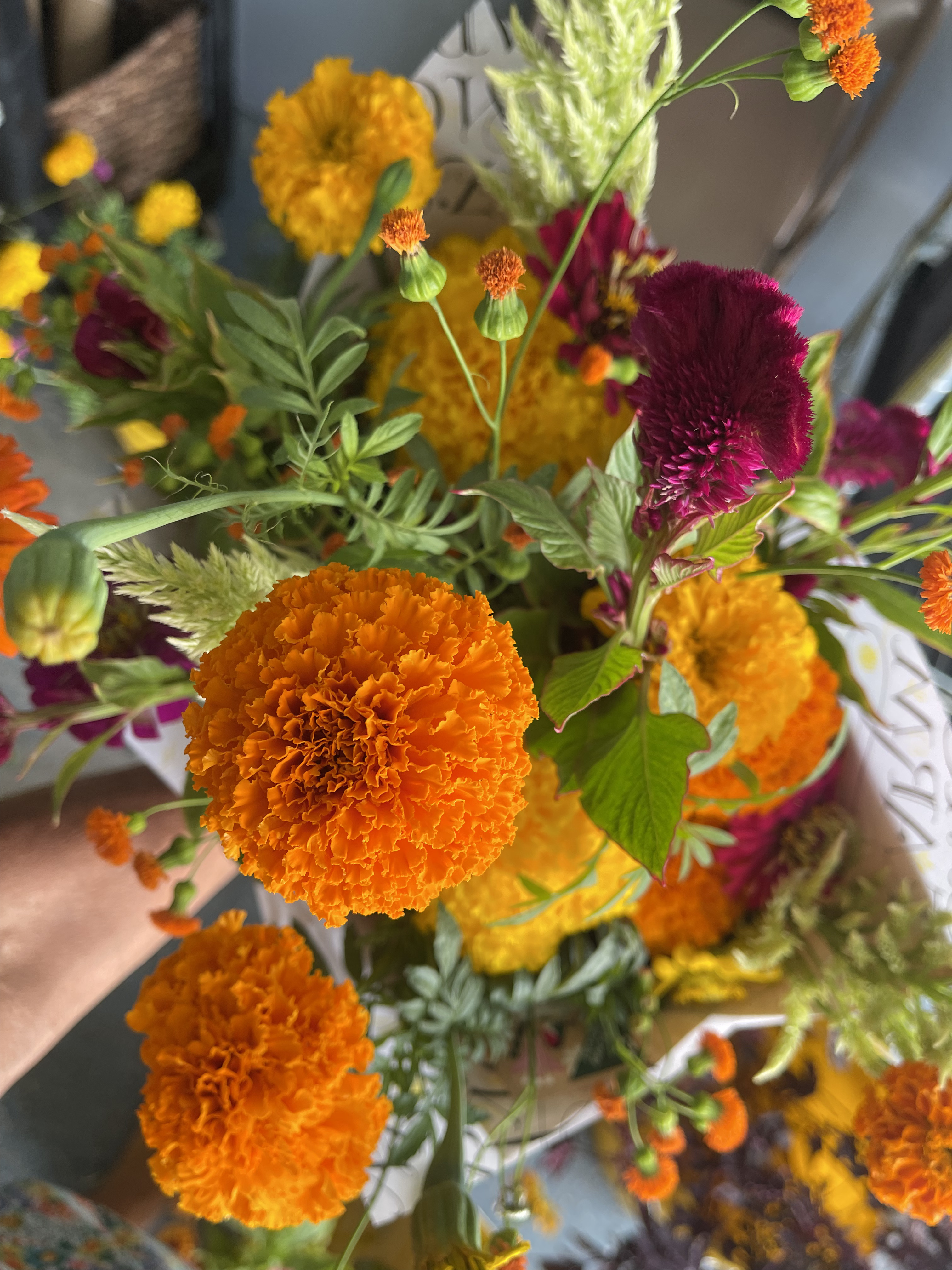 Fall bouquet — Garden roses · lisianthus · phlox